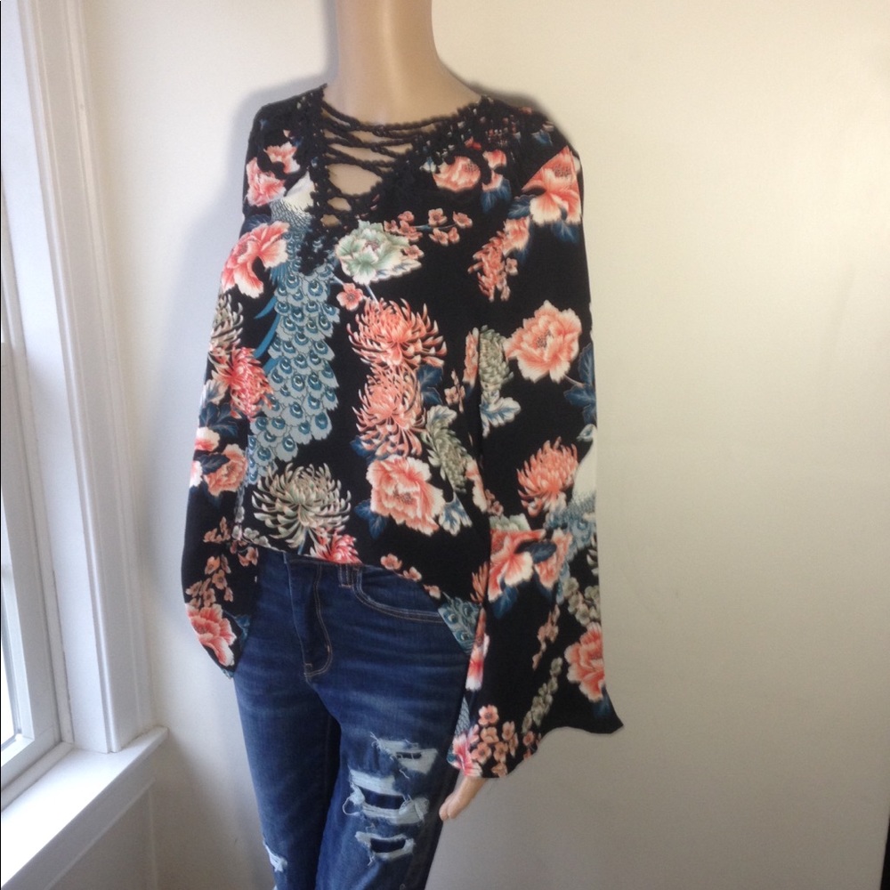 ONLY ONE! Bell sleeve floral blouse. - Picture 3 of 7